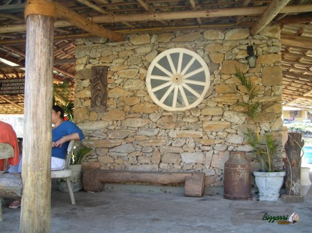 Parede com pedra moledo rustica com pedra moledo com junta seca sem cimento.